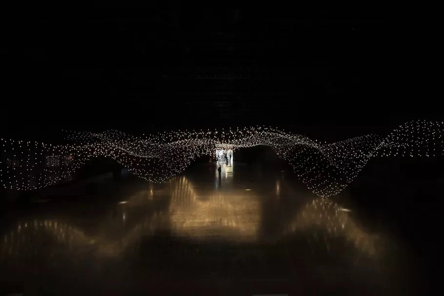 Tác phẩm nghệ thuật sắp đặt của Rafael Lozano-Hemmer tại Art Basel