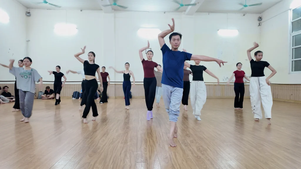 Behind the scenes | “Vinh quy bái tổ” – hành trình trở về  trong vinh dự và tự hào