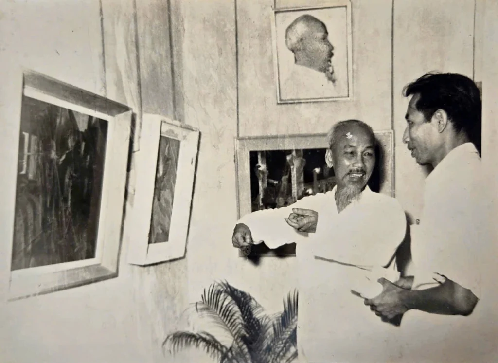 A rare photo of President Hồ Chí Minh and Vietnamese fine arts
