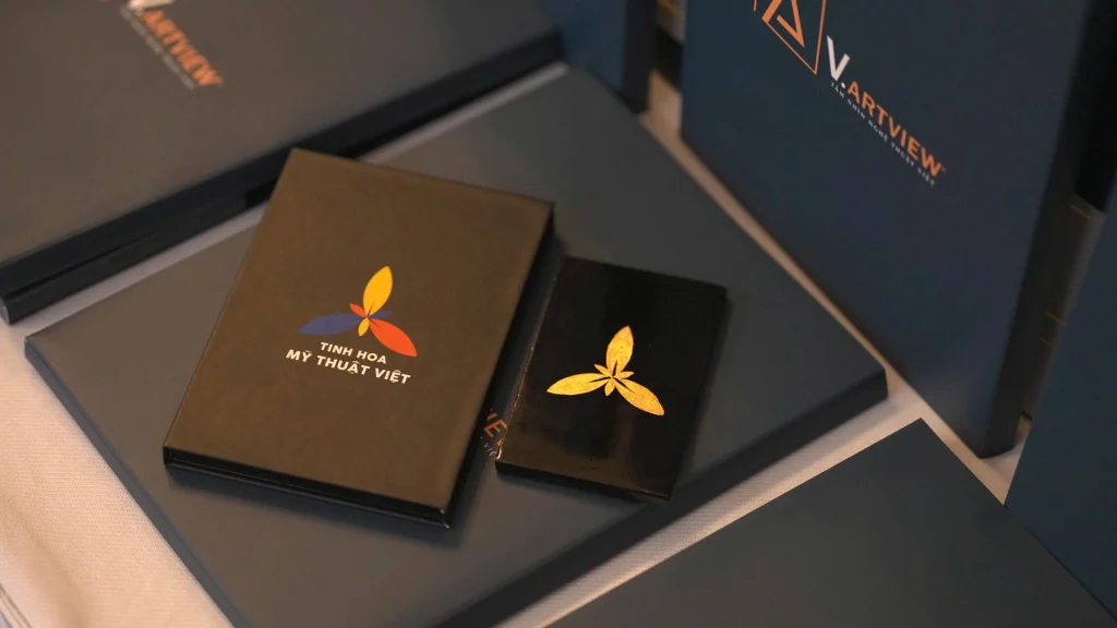 From natural wood to lacquer: The process of creating cards for art